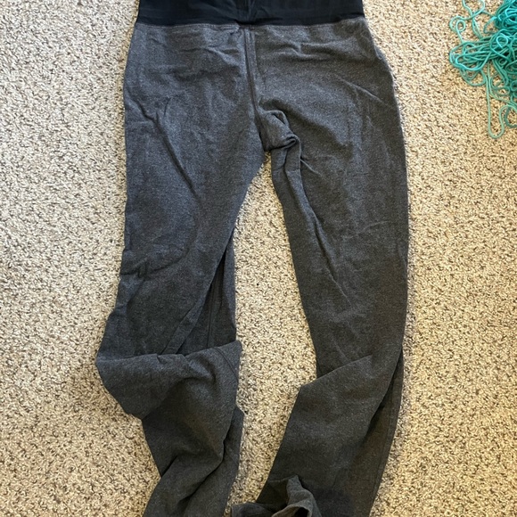 GAP Women’s Charcoal Bootcut Yoga Pants - Picture 3 of 3